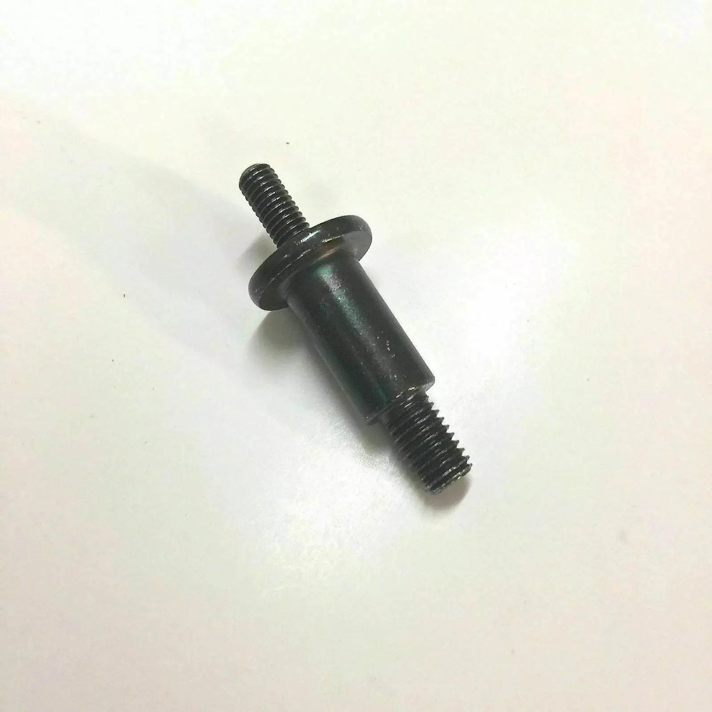 Samurai carburetor stud bolt for secure mounting in motorcycle engines