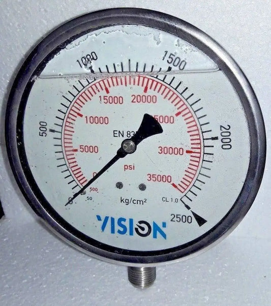 Dual-scale stainless pressure gauge with PSI and bar scale, round dial face