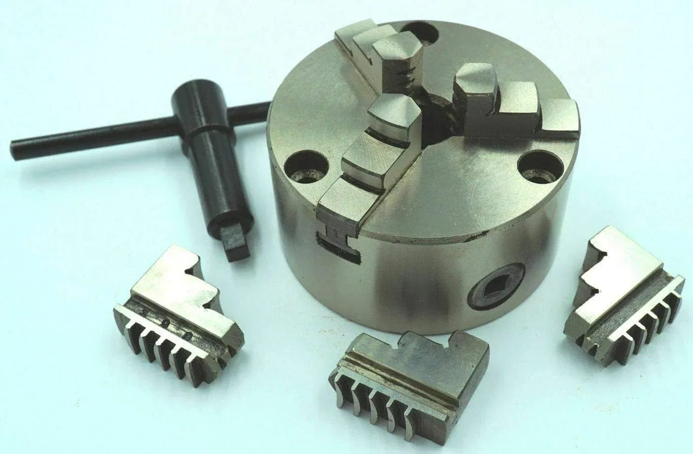 Self centering chuck with 3 chuck jaw grasp, metal construction, suitable for lathe machines and woodworking projects