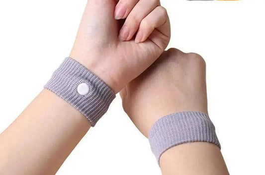 Motion sickness relief band, gray knit wrist strap with round pad and clasp