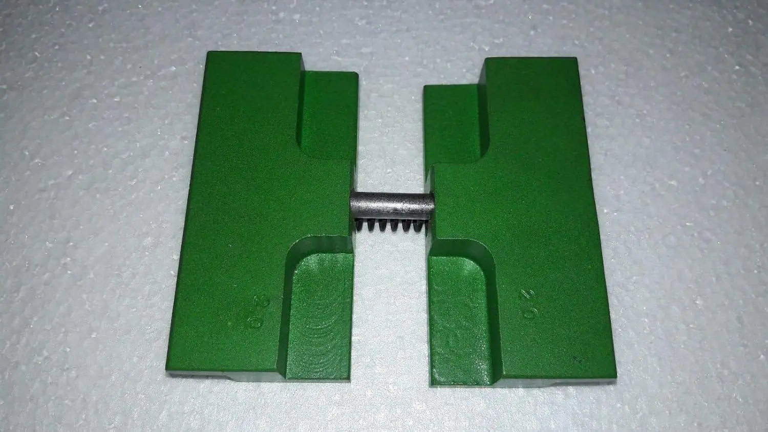 Green vise adapter for holding common rail injector ends in a clamp