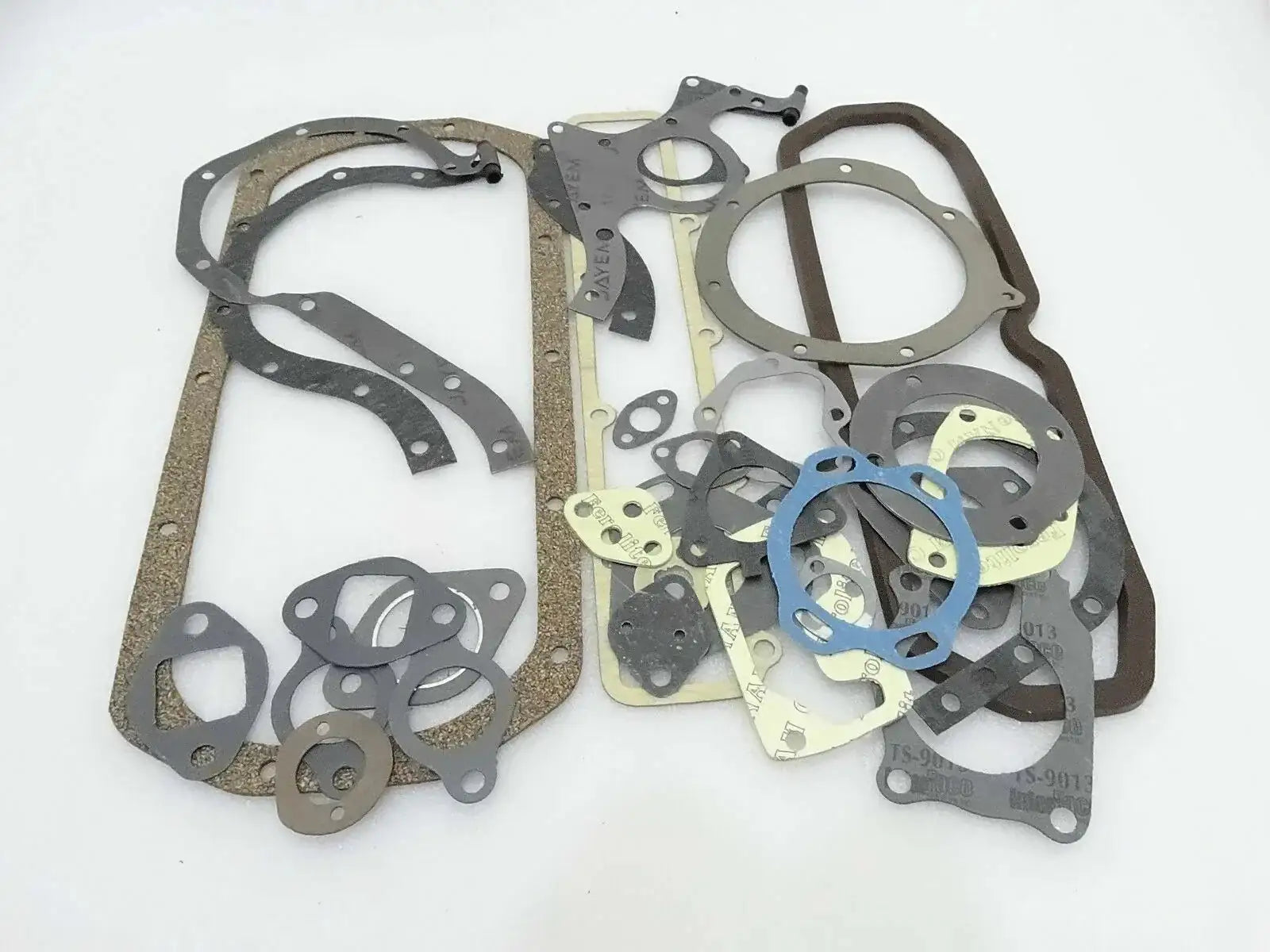 Engine gasket set with assorted gaskets and sealing rings