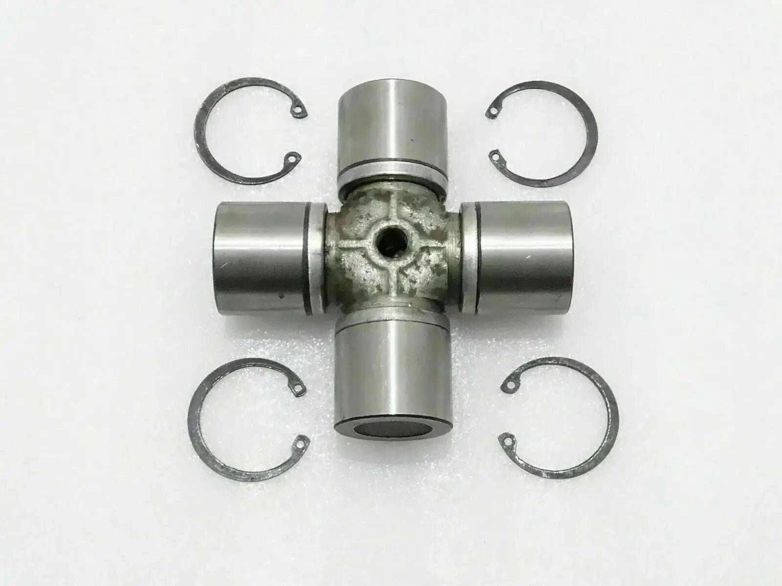 Universal joint propshaft bearing assembly with circlips and cross yoke