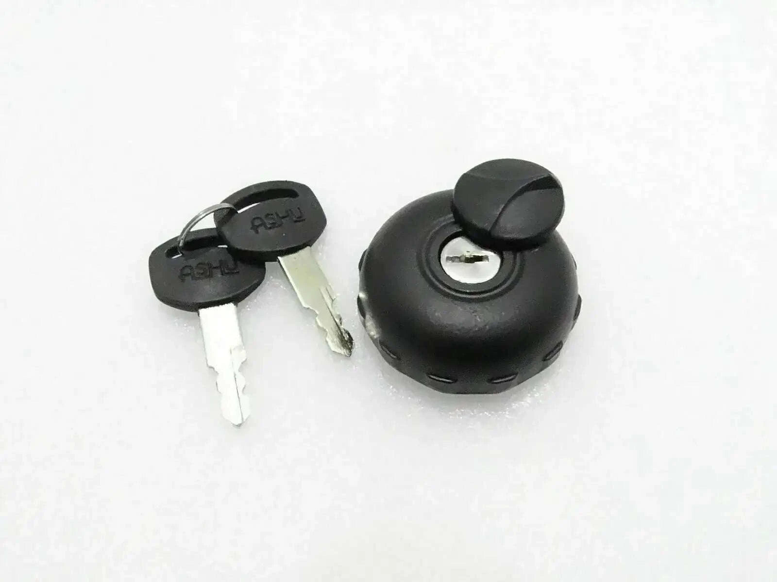 Lockable diesel fuel tank cap with keys, black round cover