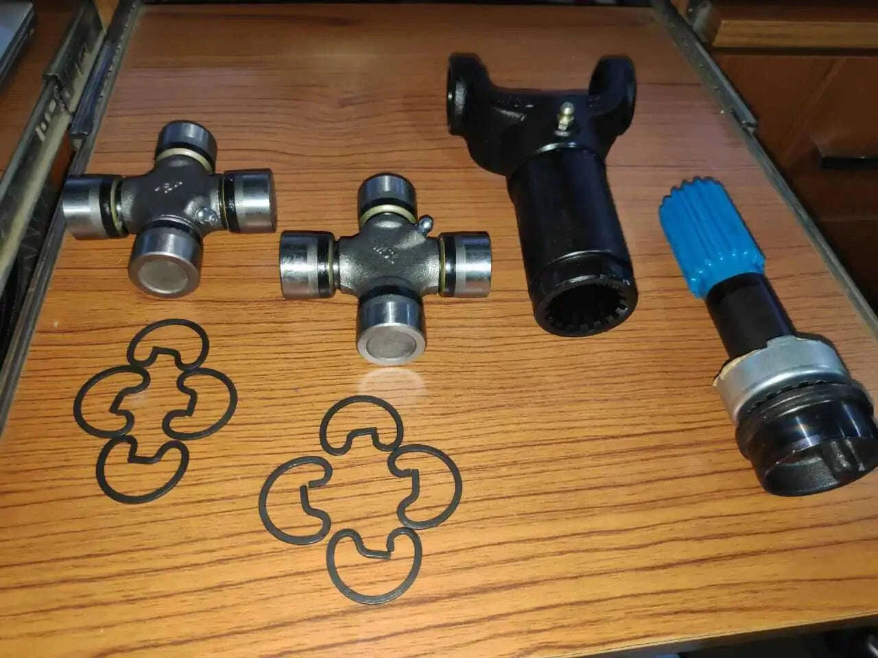 Rear propeller shaft yoke and UJ kit with cross joints, black covers, blue dust boot