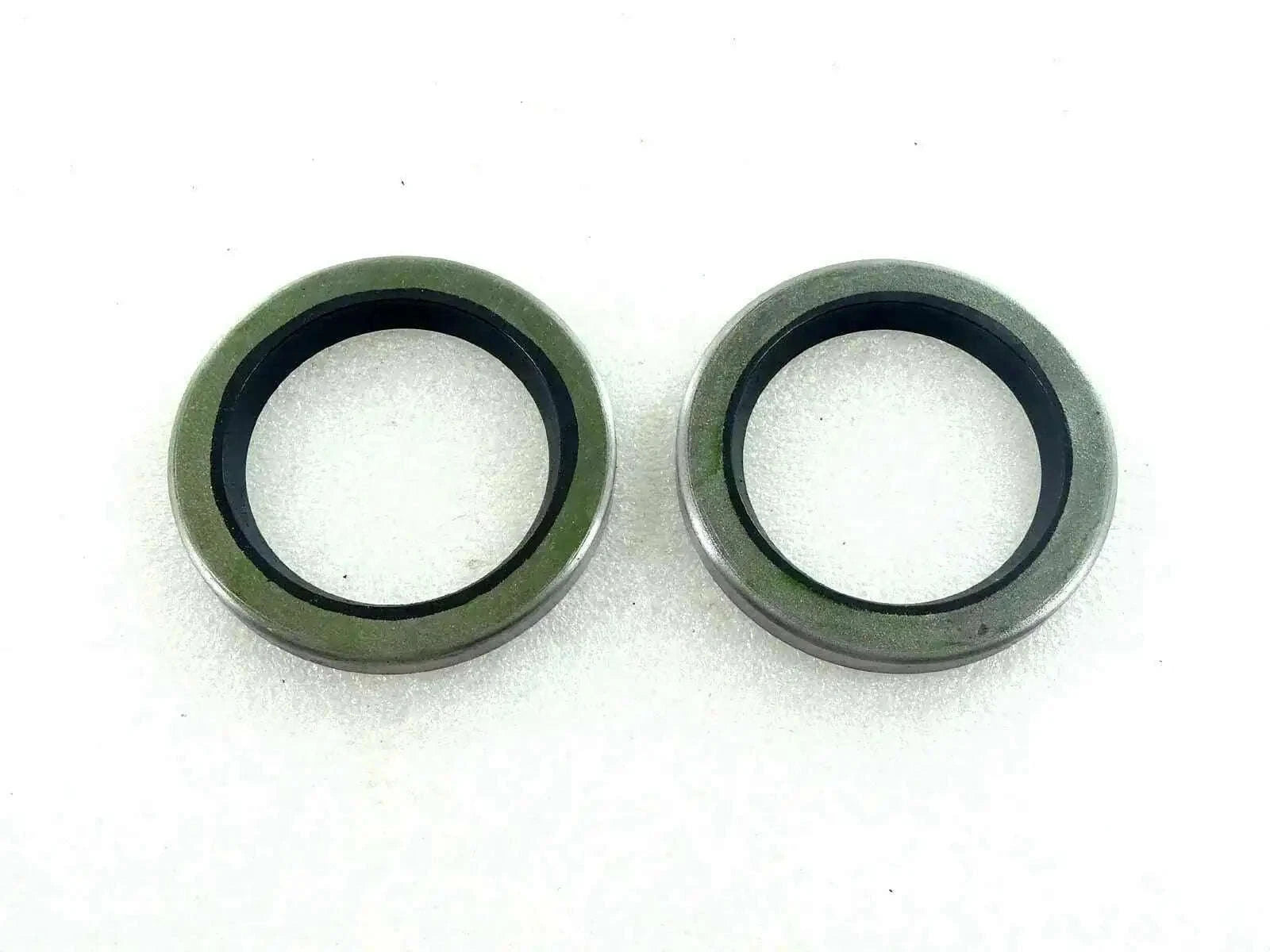 Front wheel hub seal set with two round rubber seals and metal rings