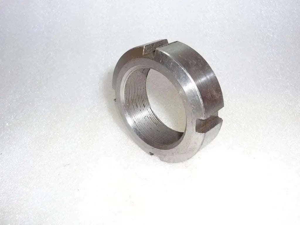 Metal differential nut ring with inner threads and notched edges