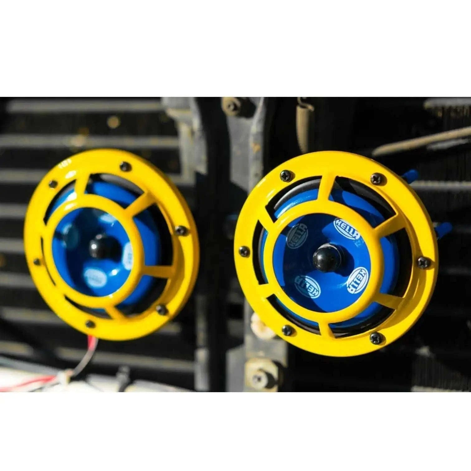 High tone low tone horn kit with yellow housing and blue accents for automotive vehicles