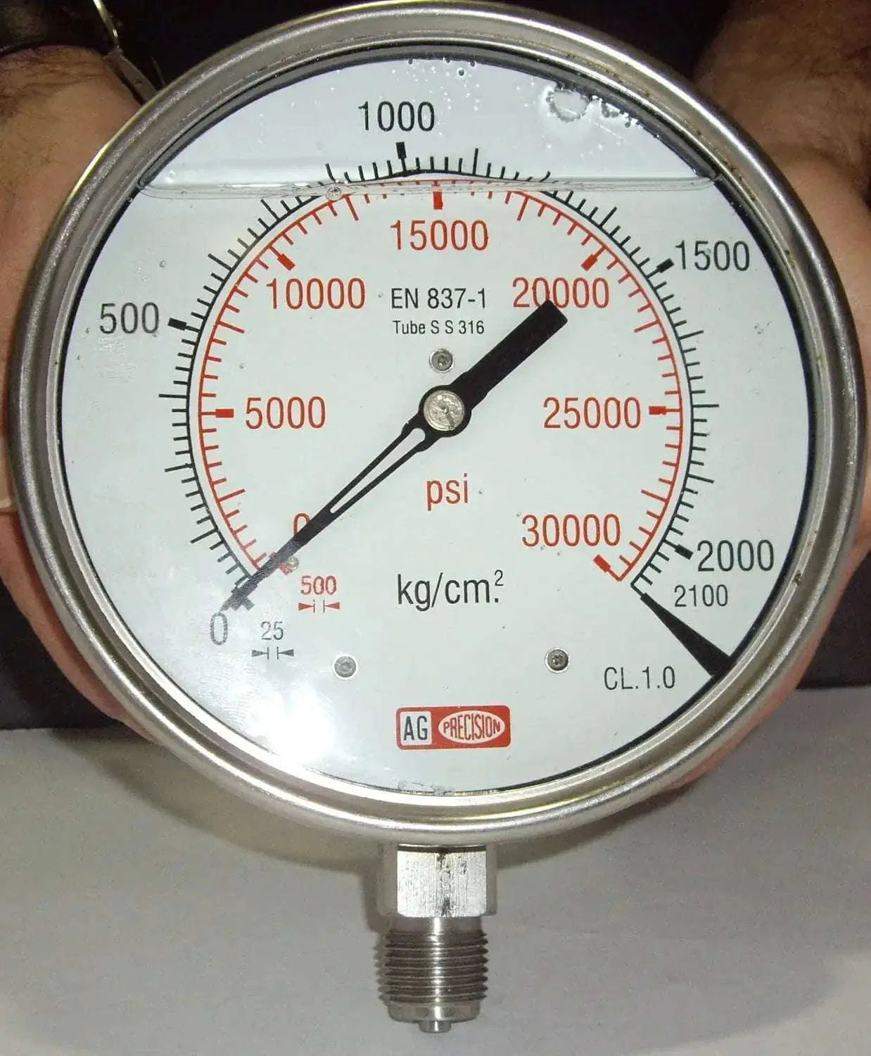 Dual-scale pressure gauge with psi and kg/cm² markings, stainless steel body
