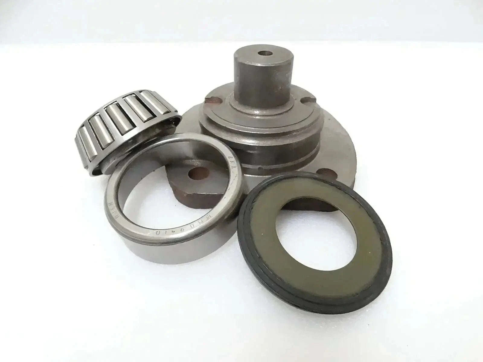 Trunnion assembly kit with metal bearing races and seal rings