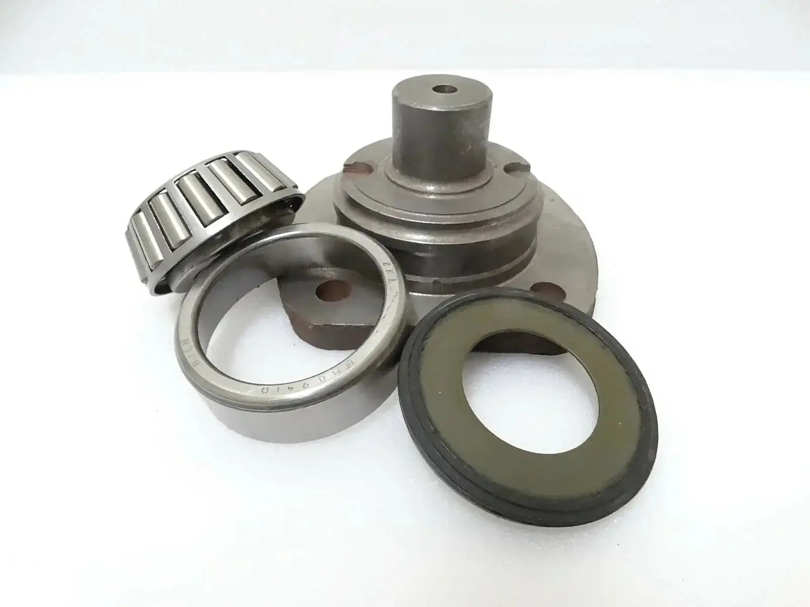Trunnion assembly kit with metal bearing races and seal rings