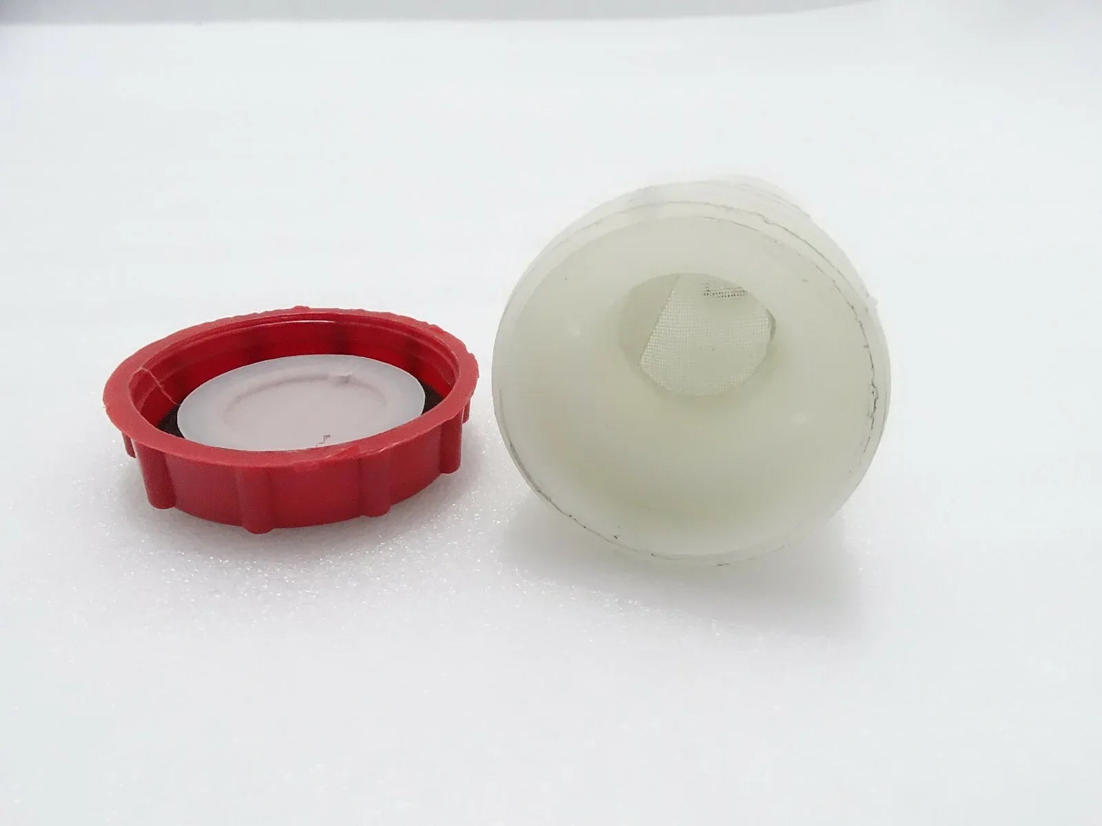 JCB 3CX reservoir cap replacement in durable plastic for effective sealing and easy installation