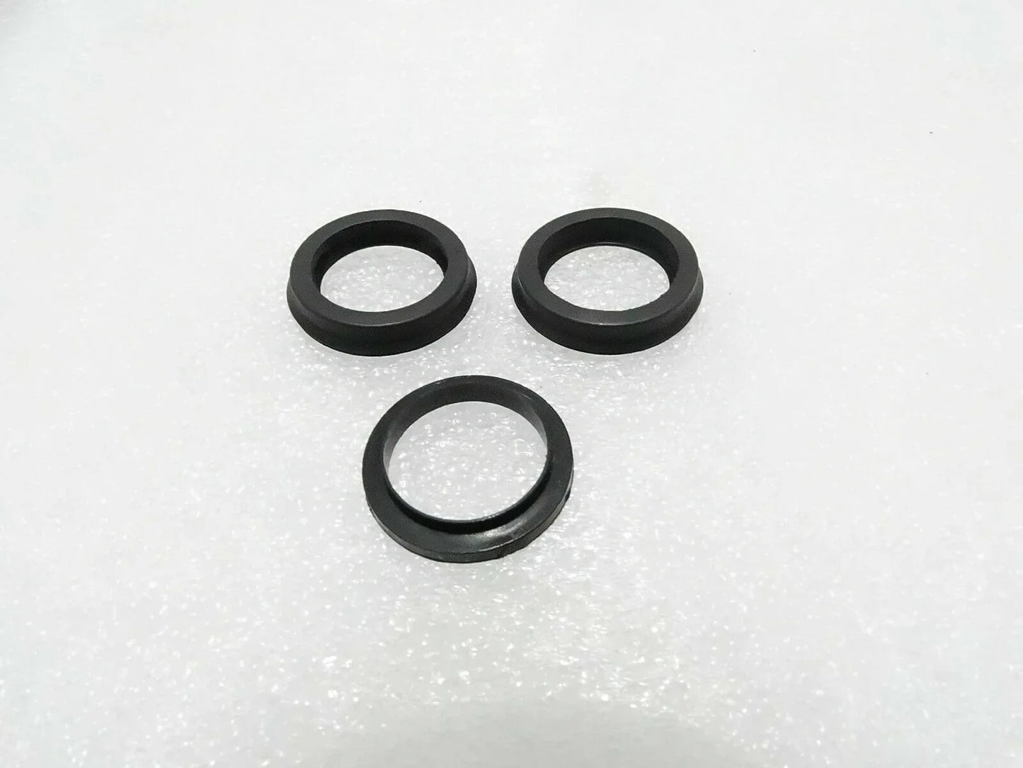 JCB valve spool kit 25/974637, includes three durable rubber seals for valve assembly maintenance