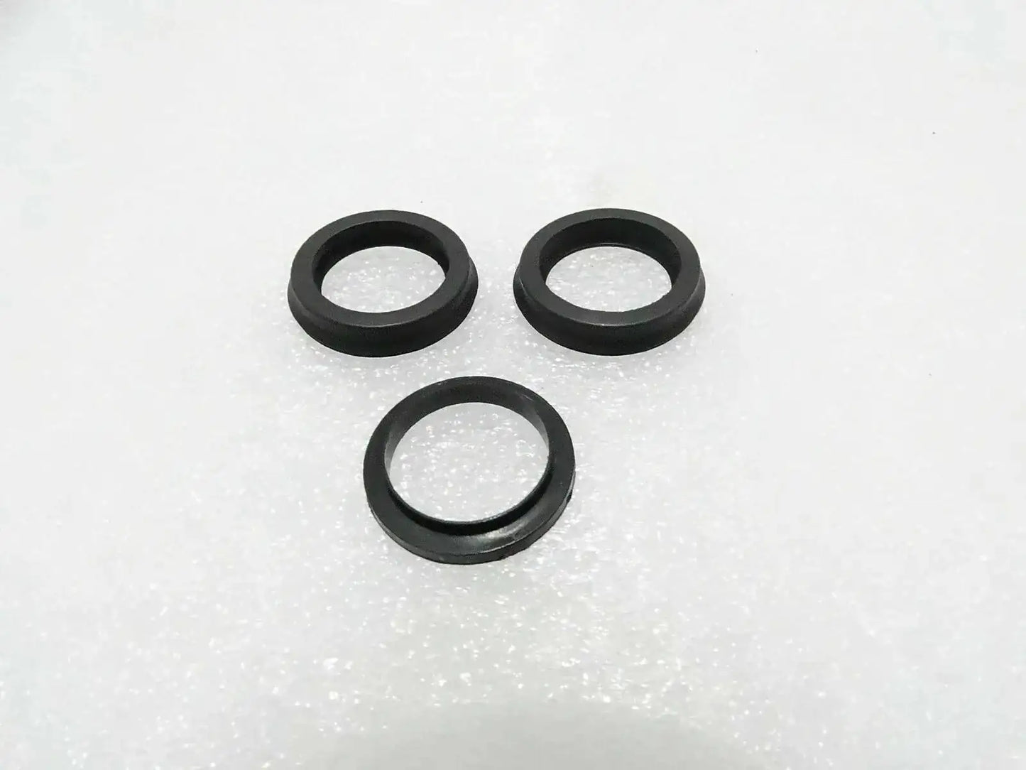 JCB valve spool kit 25/974637, includes three durable rubber seals for valve assembly maintenance