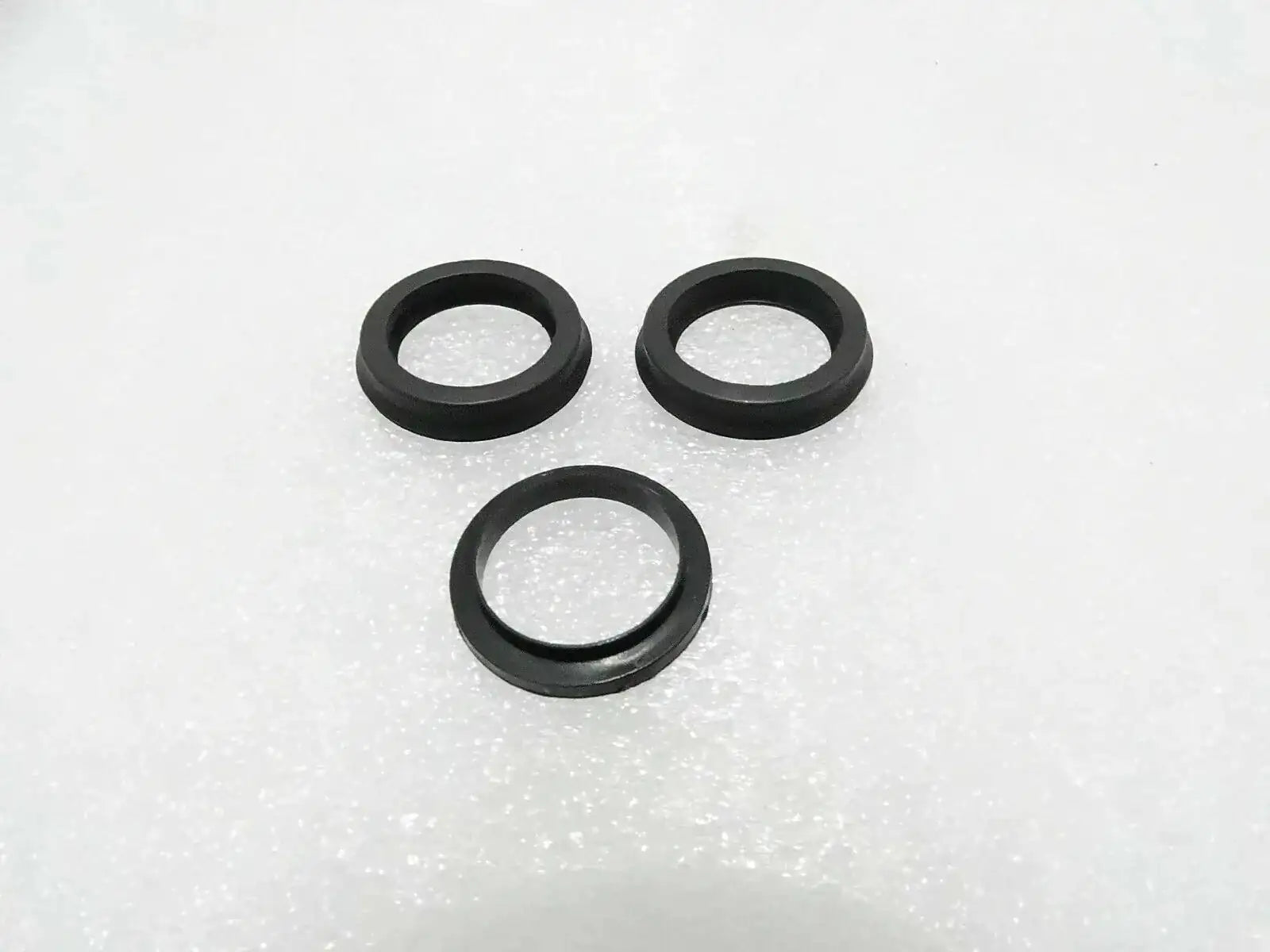 JCB valve spool kit 25/974637, includes three durable rubber seals for valve assembly maintenance