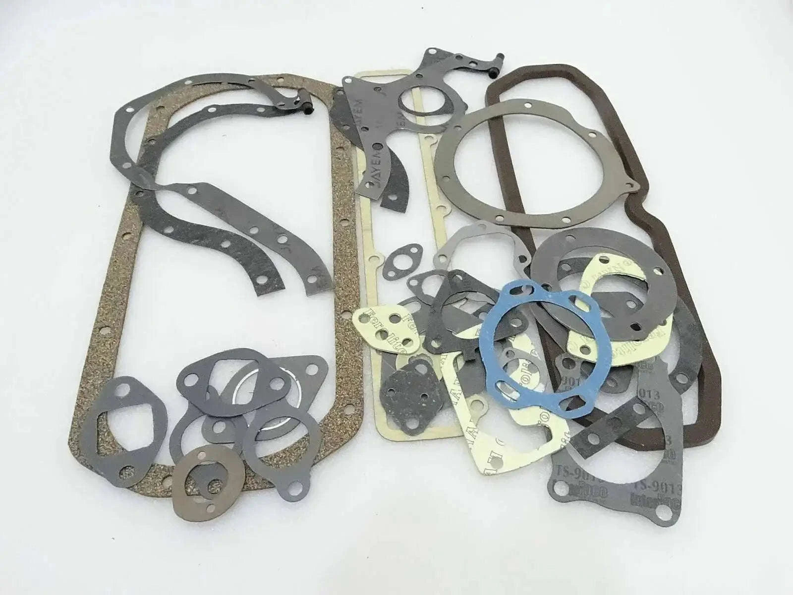 Engine gasket set with assorted gaskets and sealing rings
