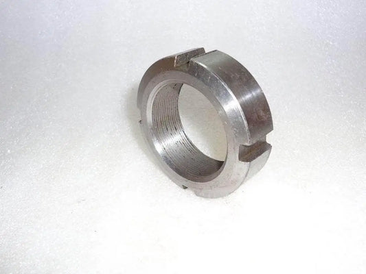 Metal differential nut ring with inner threads and notched edges