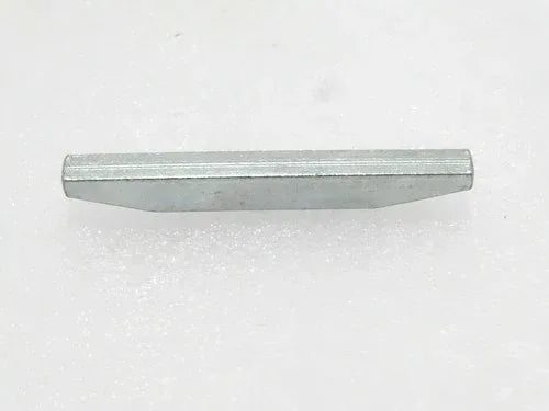 Steel crankshaft key for door, compatible with Massey Ferguson model tractors for optimal performance