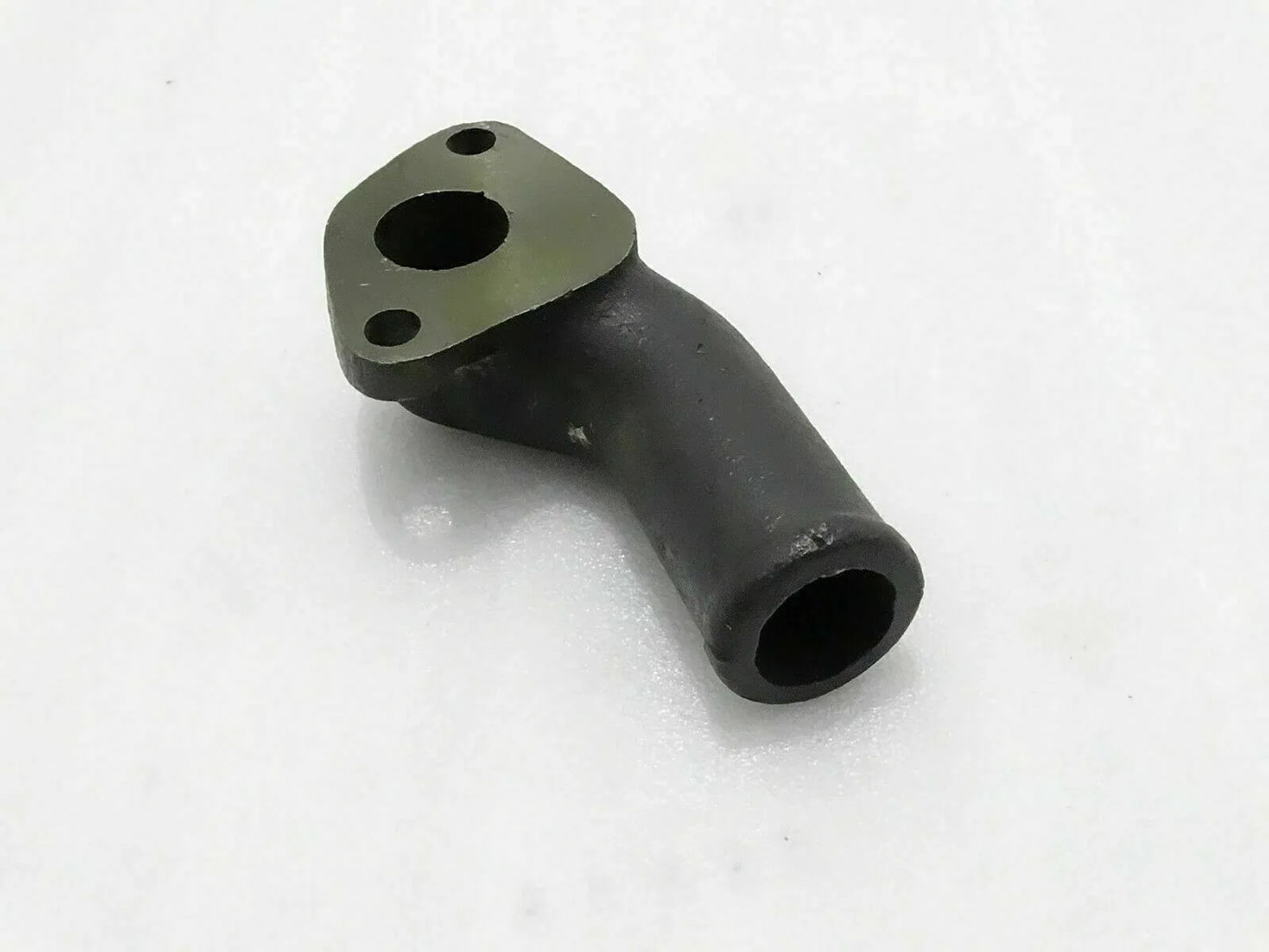 Cylinder block connection for Massey Ferguson model, durable steel material for reliable tractor performance