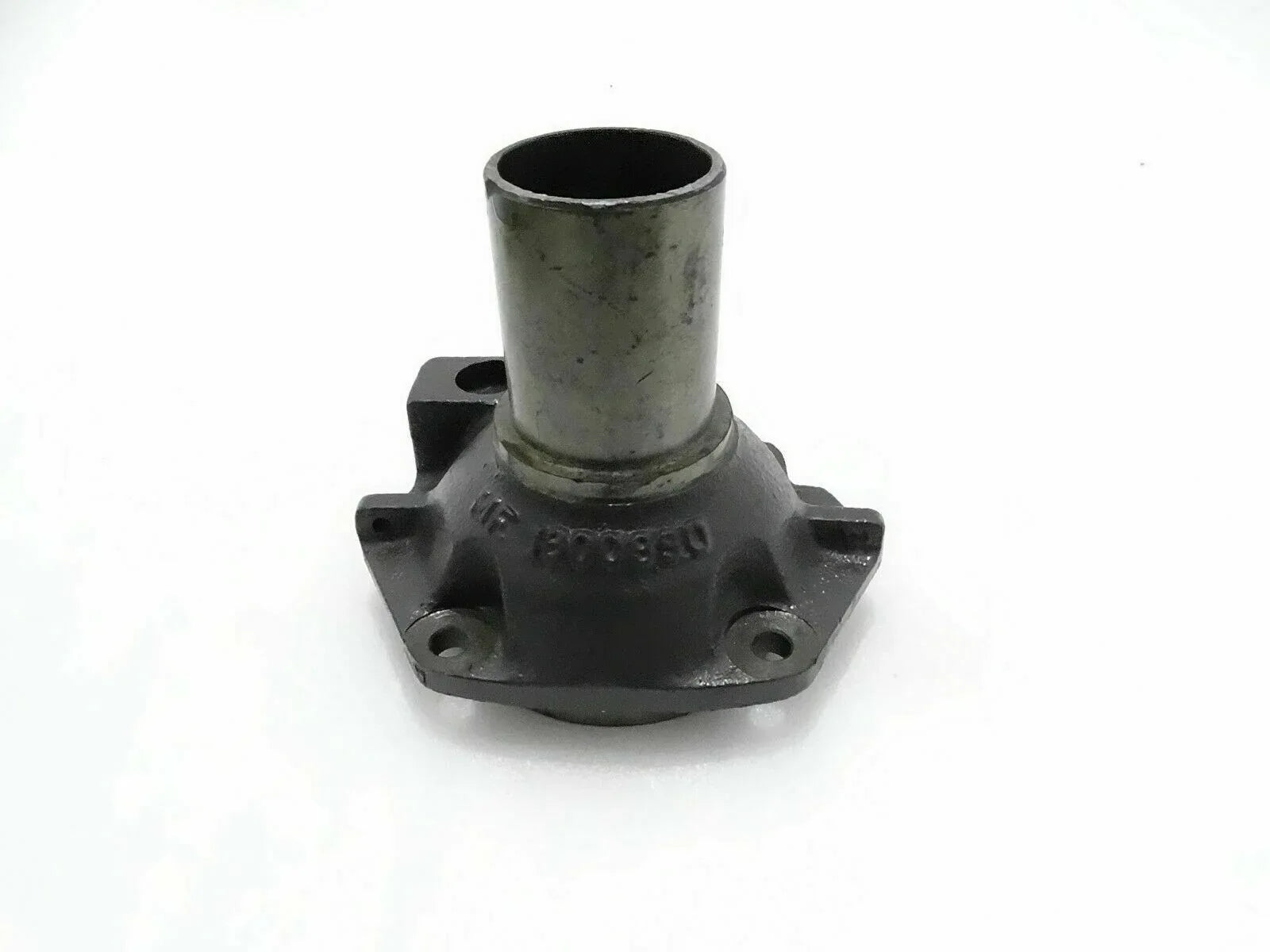 Retainer 8 speed for Massey Ferguson model, durable metal construction for reliable tractor performance