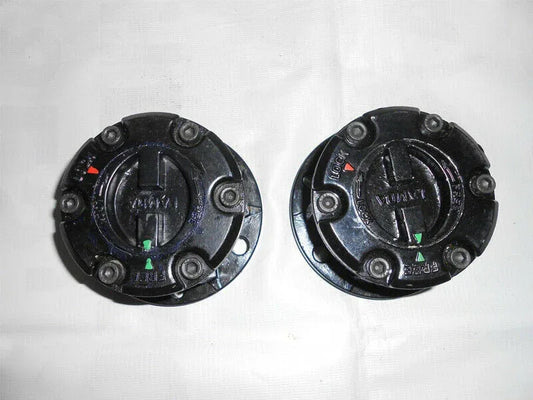 Pair of black manual locking hub wheel hubs with bolts and central cap