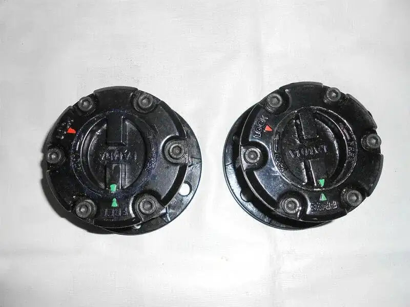 Pair of black manual locking hub wheel hubs with bolts and central cap