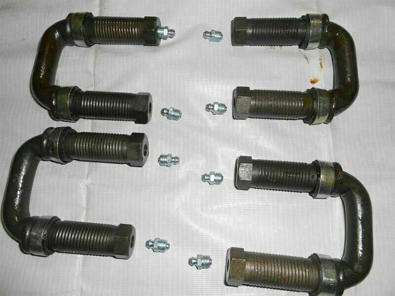 U-shackle kit with dark shackles and mounting bolts