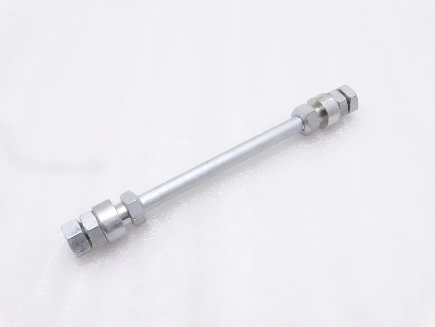 TRIUMPH 3HW REAR WHEEL COMPLETE SPINDLE AXLE KIT - StellerGear