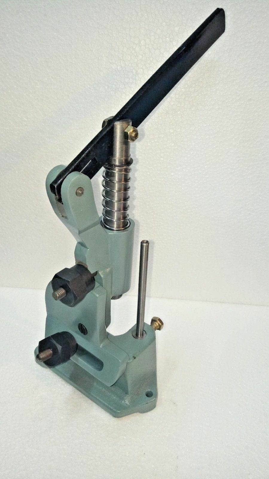 Valve seat grinder dresser with adjustable handle for precision grinding in a compact design