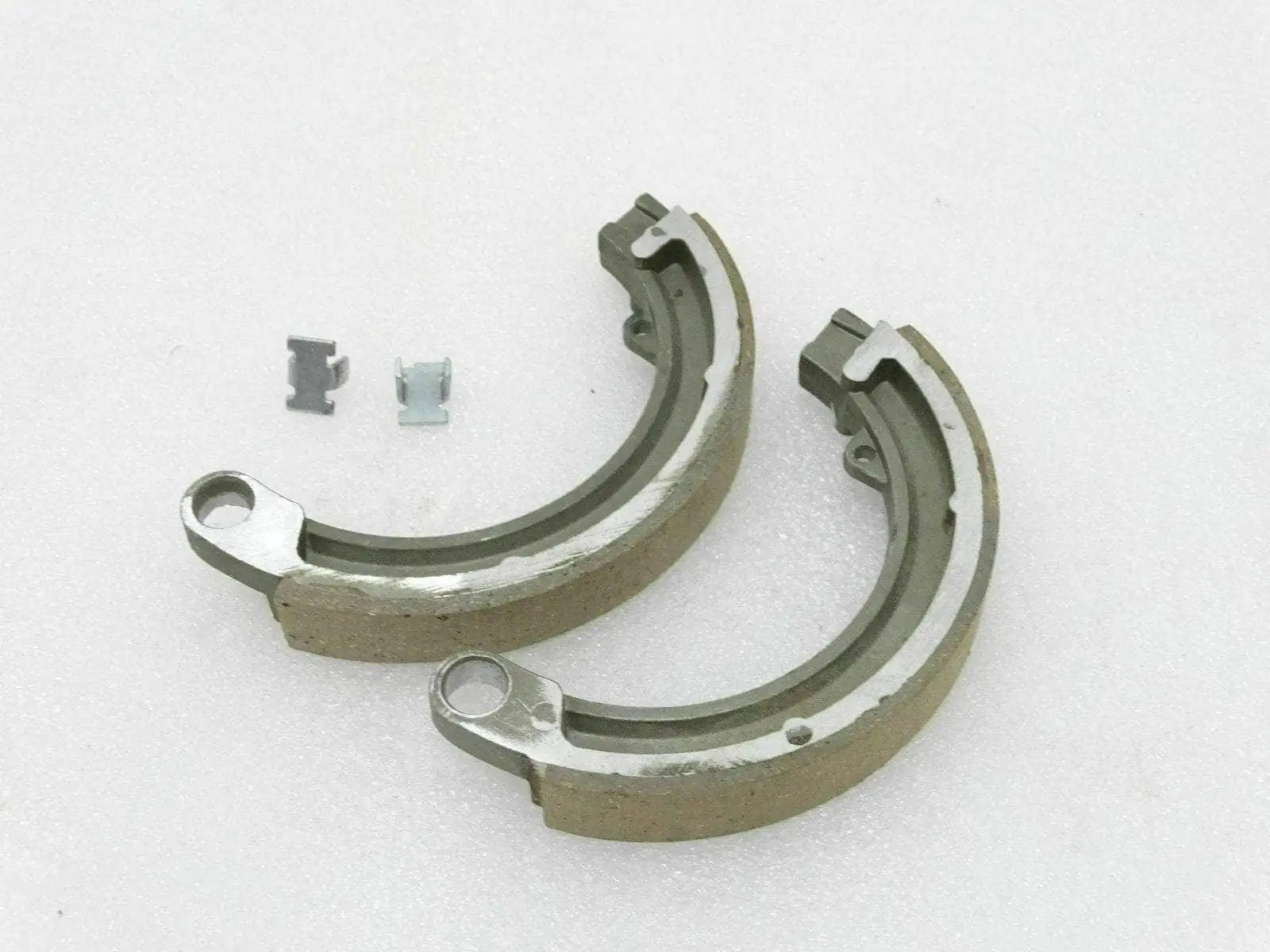 Vespa 8-inch front brake shoe kit with clips for VBB/VBA/Bajaj models